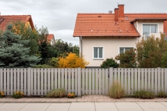 petr010564_A_photorealistic_street-level_shot_of_a_vertical_W_3eff7553-1a4f-40c7-9cb2-18138874e61b_3