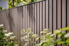 petr010564_A_realistic_architectural_shot_of_a_vertical_fence_6413719e-11fe-4def-857a-f2d909785294_0